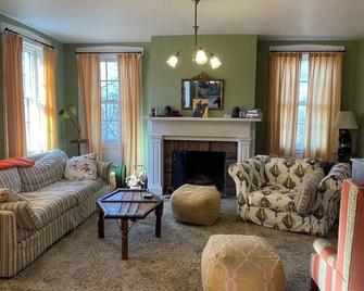 Stunning 5-bedroom Dutchess Co. home near Rhinebeck, Omega, Bard College, skiing - Red Hook - Sala de estar