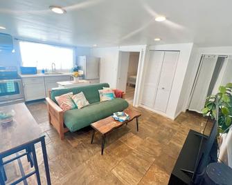 Beachy Hawaiian Cottage on the Famous North Shore. 2 bed, 1 bath. Sleeps 4 - Waialua - Living room
