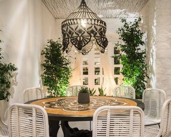 Makris Beach Hotel - קאמארי - פטיו