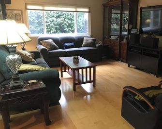 Tranquil Goleta 3/2 Home, Pool & Spa, Wifi, Near Beaches, Golf, Ucsb, Fun/Relax! - Schoener - Huiskamer