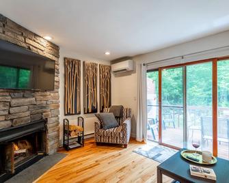 Redwood Retreat in Windham - Windham - Living room