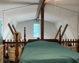 3 Rivers Retreat - Branford - Bedroom