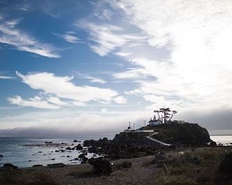 Steps to the Ocean and one mile to the Redwoods! Close to everything...... - Crescent City - Beach
