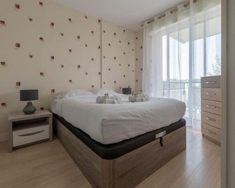 Le Vintage - 300m Plage - Wifi - Parking - Saint-Nazaire - Bedroom