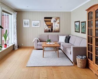 4 Bedroom Awesome Home In Lyngdal - Lyngdal - Sala de estar