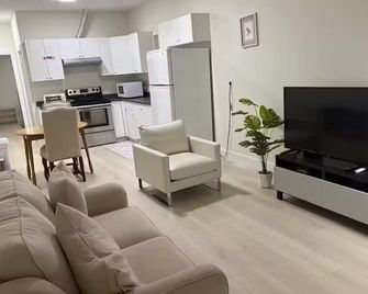 Cozy Home - Surrey - Salon