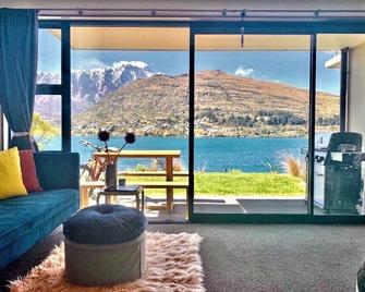 Queenstown's New Lakefront Marvel - Queenstown - Living room