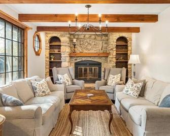 Privacy and peace at the cozy Cabin. \nFamily friendly and pet friendly - Columbia