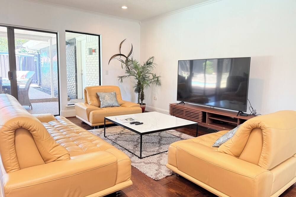 Sleeps 18 & Heated Pool & MiniGolf by Uptown Dallas - דאלאס - סלון