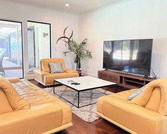 Sleeps 18 & Heated Pool & MiniGolf by Uptown Dallas - דאלאס - סלון