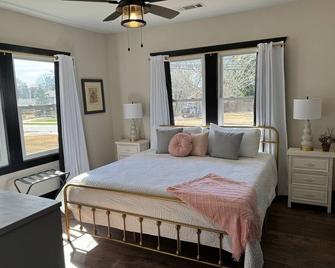 2-bedroom vacation home just a two minute walk to downtown - Carrollton - Bedroom