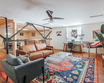 North Central Loft - Staunton - Sala de estar