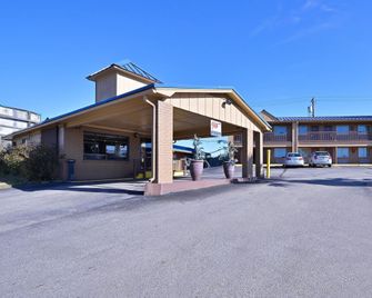 Xecutive Inn and Suites - Center - Building