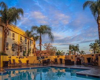 Best Western Plus Arrowhead Hotel - Colton - Pool