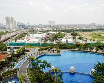 Relax and Comfy with Pool View @ Studio West Vista Apartment - Yakarta - Piscina