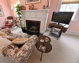 The Susan B. - King room with shower - Canandaigua - Living room
