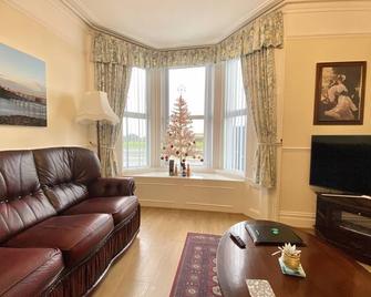 The Kyrenia - Weston-super-Mare - Living room