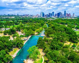 Modern Soco Suite With Outdoor Dining, Fenced Yard, & Wifi - Walkable Locale - Austin - Pool