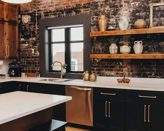 The McKinzie Penthouse! newly renovated 2-King bedroom / 2-bathroom. - Leitchfield - Cocina