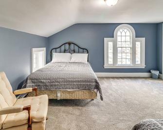1 Block to Downtown Adrian Spacious Home! - Adrian - Bedroom