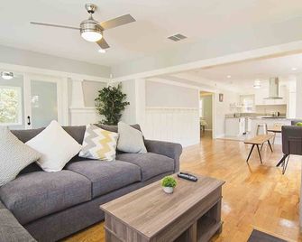 Hollywood's Garden Paradise at World Artists Living - Los Angeles - Living room