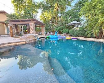 Second Story Suite with Balcony - Queen Creek - Piscina