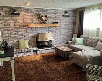 A Generational home that feels like\nYour home away from home. - Tillsonburg - Sala de estar