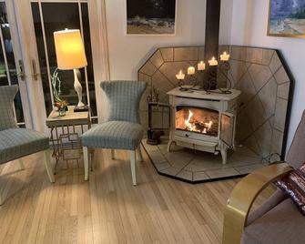 Westhampton 3br2ba Charming, Avail: Now-May 15th, '26. Fire Place + Scr Porch - Westhampton Beach - Obývací pokoj