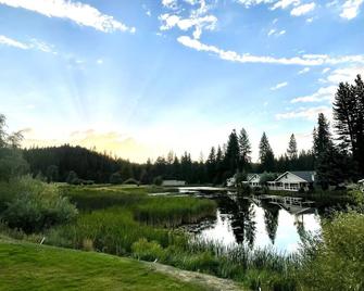 Beautiful Waterfront Townhome on Plumas Pines Golf Course - Graeagle