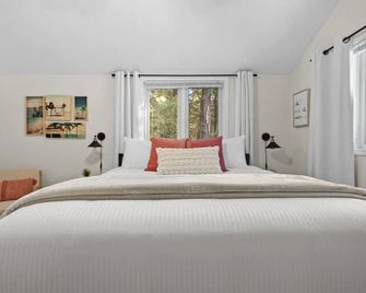 The Timbersmith | Hot Tub | Firepit | Beach Access - Invermere - Bedroom