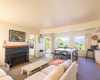 Boat Shed At Lake Tarawera - Bach Of The Year - Rotorua - Living room