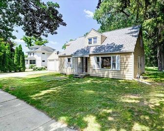 Look out at the treetops at the cozy Paoli Nest. Near Epic Systems and Madison. - Verona - Edifício