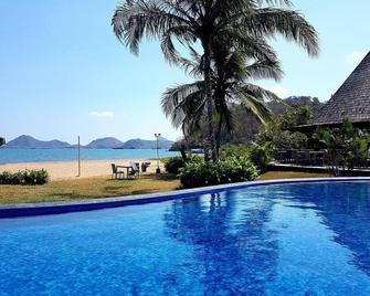 Luwansa Beach Hotel - Labuan Bajo - Piscina