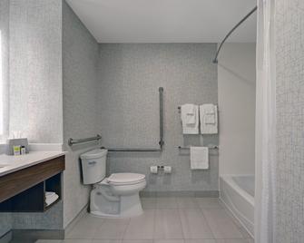 Holiday Inn Express & Suites Collingwood - Collingwood - Bathroom