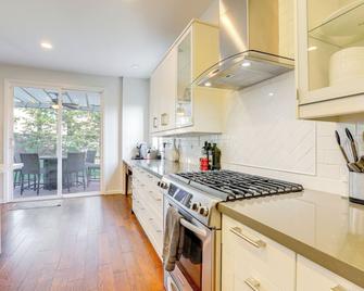 4 Mi to UC Davis: Updated Family Home! - Davis - Kitchen