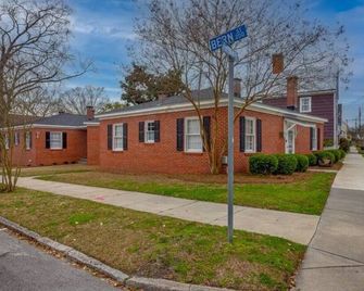 Lovely 1 BR with King bed Apt 2 - New Bern - Building