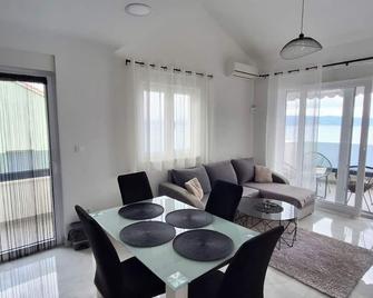 Apartments Beverly 1 - Omiš - Dining room