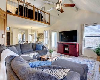 4 Mi to Joe Pool Lake Home in Grand Prairie - Grand Prairie - Living room