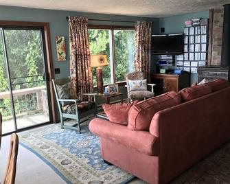 Alderbrook Area Waterfront Beach Cottage, All Season Escape- Spectacular Views!! - Union - Sala de estar