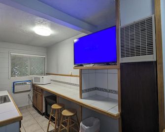 Majestic Rockies Motel - Sandy - Kitchen