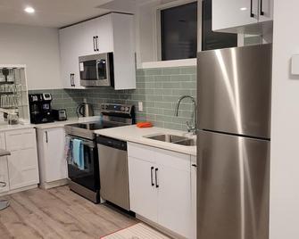 Your Elegant Escape | Newly Built Prescott Private Suite - Spruce Grove - Cocina