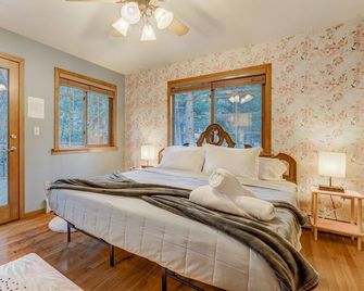 Chic chalet w/ hot tub, ping-pong, arcade bball - Cascade-Chipita Park - Habitación