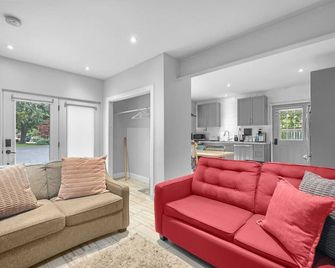 2br Downtown Retreat Mins To Beach Bbq And Firepit - Cobourg - Wohnzimmer