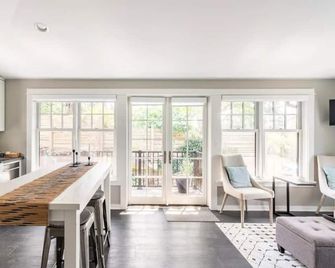 Fremont cottage w/garage, light-filled, walkable - Seattle - Keuken