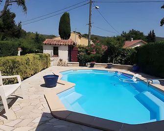 Small apartment under villa with shops near swimming pool 30mm from the sea - La Bouilladisse - Piscina