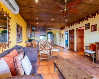 Beachfront Condo with Warm, Rustic Interiors & Direct Access to Playa Flamingo - Playa Flamingo - Wohnzimmer