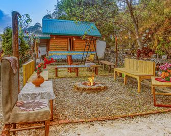 Stone Age Huts and Hostel - Nainital - Patio