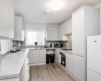 4 Bedroom House Free Parking Contractor' - Chelmsford - Kuchyň