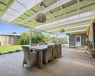 The Borenore Inn - Historic Charm, Entertainer - Borenore - Patio