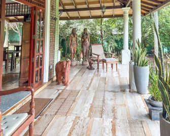 Airport Green Olive Villa - Katunayake - Patio